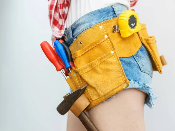 Mujer usando cinturón de herramientas —  Fotos de Stock