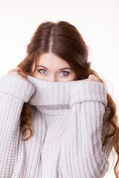 Vrouw voelt zich comfortabel dragen van zachte trui — Stockfoto