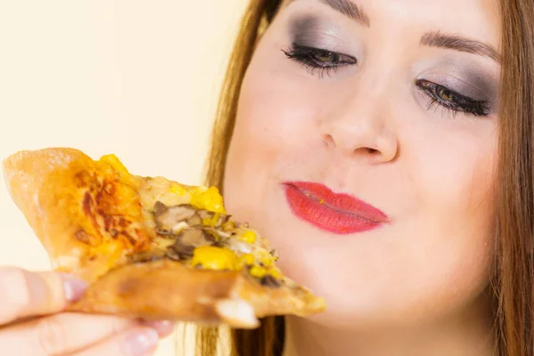 Vrouw eten hete pizza slice — Stockfoto