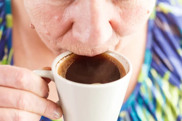 Seniorin trinkt Kaffee — Stockfoto