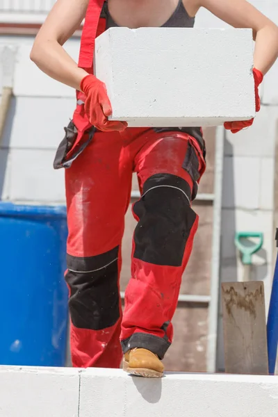 Mujer trabajando con ladrillos de aire —  Fotos de Stock