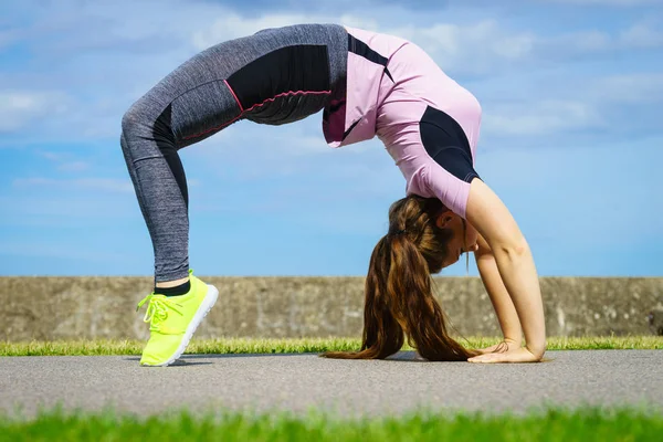 Mujer haciendo yoga al aire libre — Foto de Stock