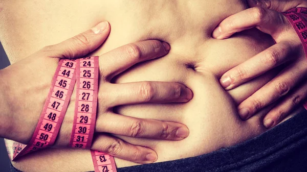 Teyp ölçüm mide holding dokunmadan kadın — Stok fotoğraf