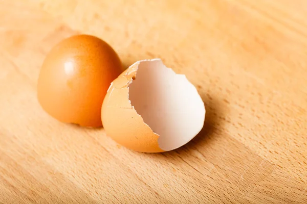 Detailed closeup of empty cracked eggshells — Stock Photo, Image