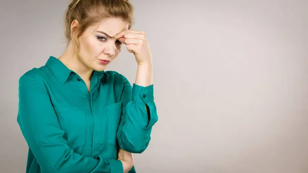 Mujer de negocios pensamiento intensivo — Foto de Stock