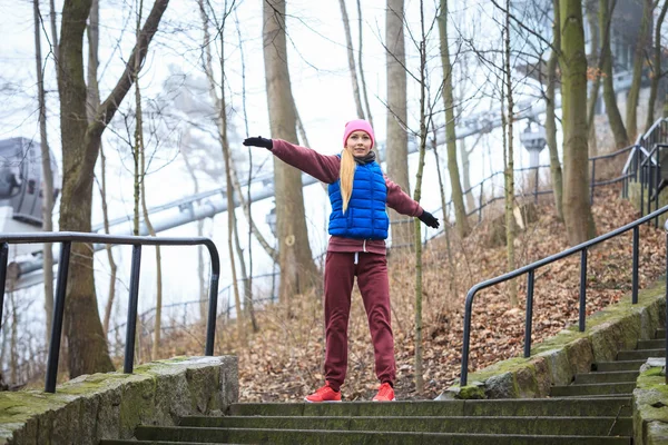 Mujer con ropa deportiva ejercitándose al aire libre durante el otoño — Foto de Stock