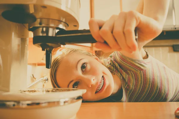 Woman in kitchen making coffee from machine — Stock Photo, Image