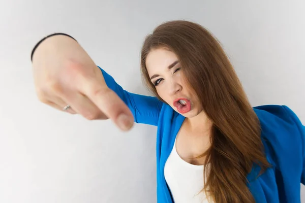 Engraçado cara de mulher perto apontando — Fotografia de Stock