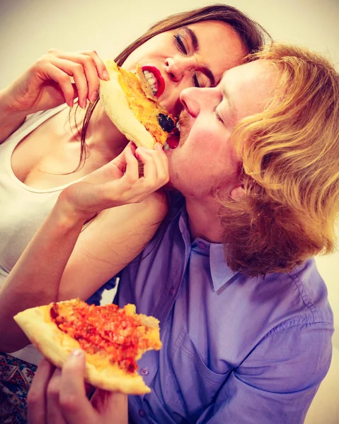 Grappig paar eten pizza — Stockfoto