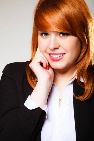 Retrato de mujer de negocios pelirroja — Foto de Stock