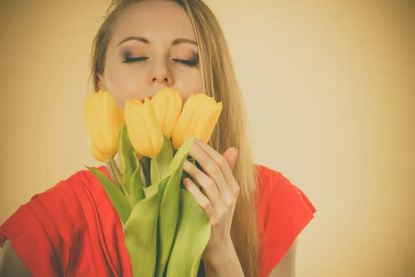 Прекрасна жінка з жовтими тюльпанами — стокове фото