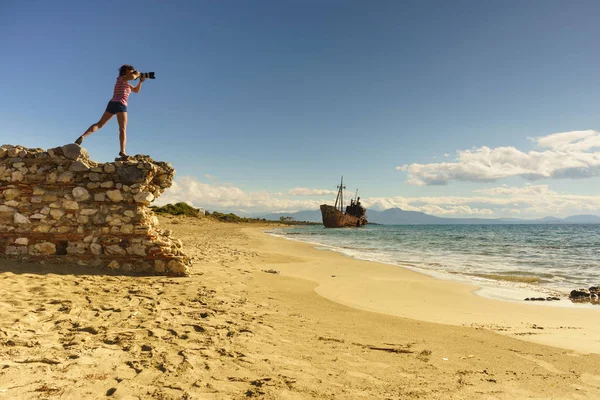 Turista tomar fotos en la playa orilla del mar —  Fotos de Stock