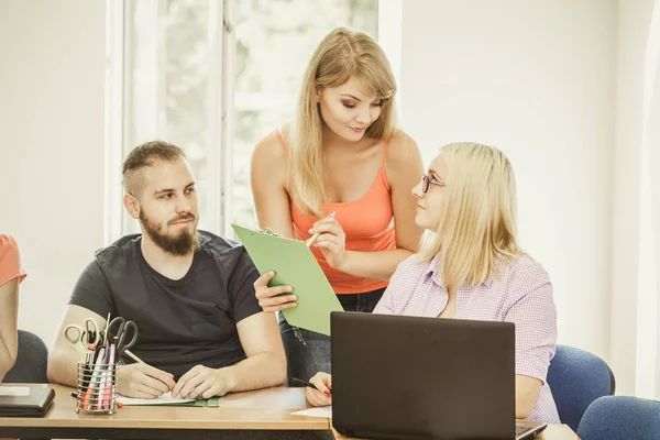 Leerlingen en leraar in de klas — Stockfoto