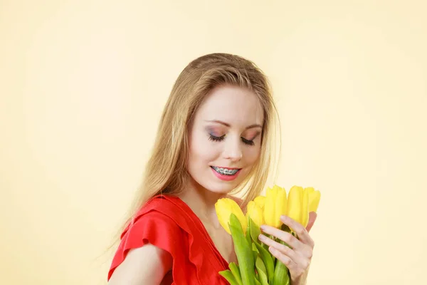 Bella donna con mazzo tulipani gialli — Foto Stock
