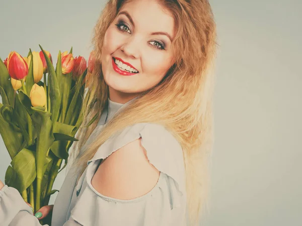 Mooie vrouw met rode gele tulpen bos — Stockfoto