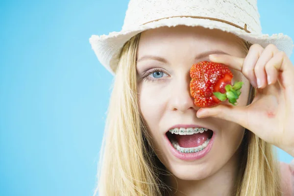 Jeune femme aux fraises fraîches — Photo