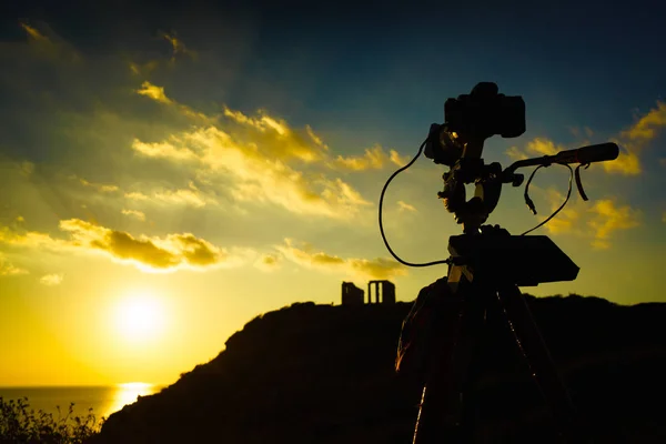 カメラとギリシャのポセイドン神殿、スーニオ岬 — ストック写真