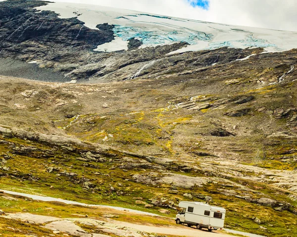 Camper coche en noruego montañas —  Fotos de Stock