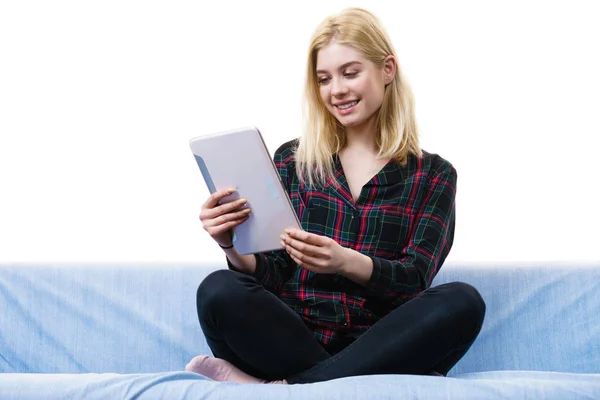 Jonge vrouw met tablet — Stockfoto