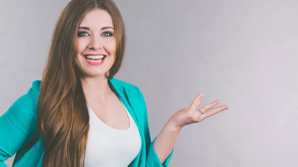 Mulher elegante gesticular com as mãos — Fotografia de Stock