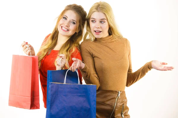 Две модные женщины с сумками для покупок — стоковое фото