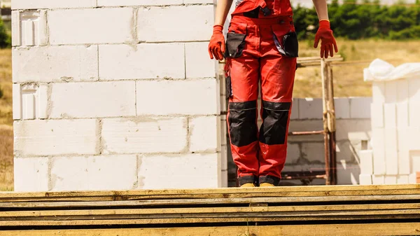 Persona que usa pantalones de trabajador rojo —  Fotos de Stock