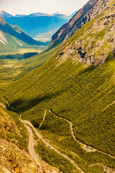 Vale verde da região montanhosa de Trollstigen — Fotografia de Stock