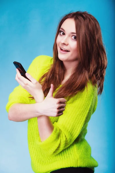 Tizenéves lány mobiltelefon textil — Stock Fotó
