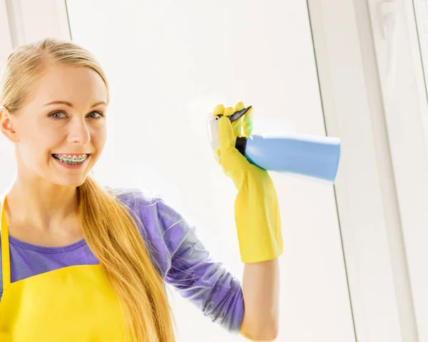 Girl cleaning window at home — Stock Photo, Image