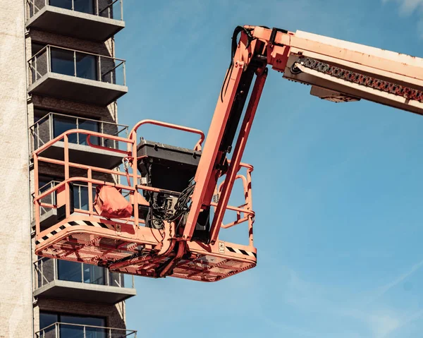 Korg lift på byggarbetsplats — Stockfoto