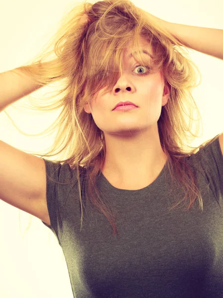 Verrückte, verrückte blonde Frau mit unordentlichem Haar — Stockfoto