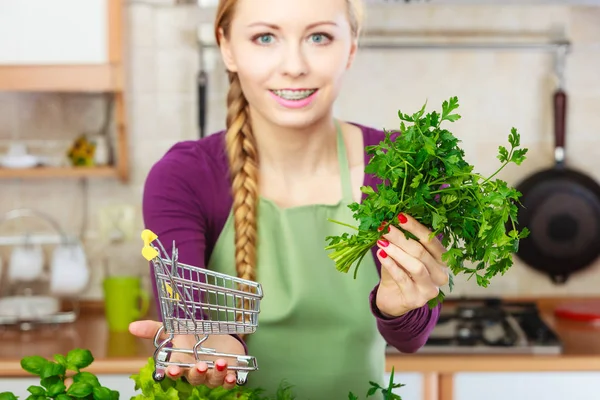 Mulher segurando erva verde, salsa — Fotografia de Stock