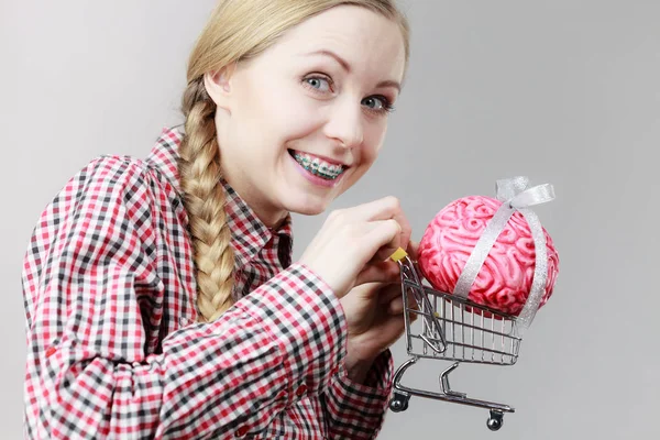 Mujer sosteniendo carrito de compras con cerebro —  Fotos de Stock