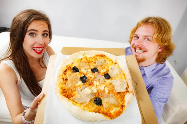 Engraçado casal comer pizza — Fotografia de Stock