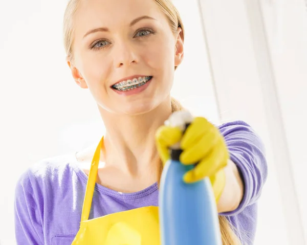 Chica ventana de limpieza en casa — Foto de Stock
