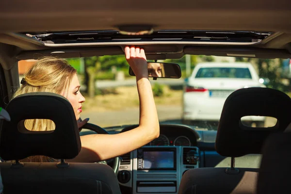 Mujer conduciendo coche — Foto de Stock