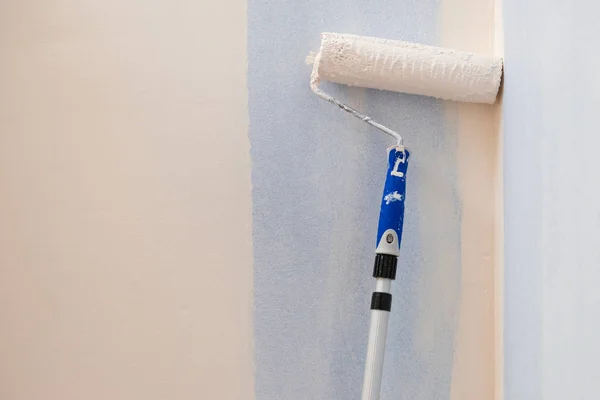 Person applying paint on wall — Stock Photo, Image