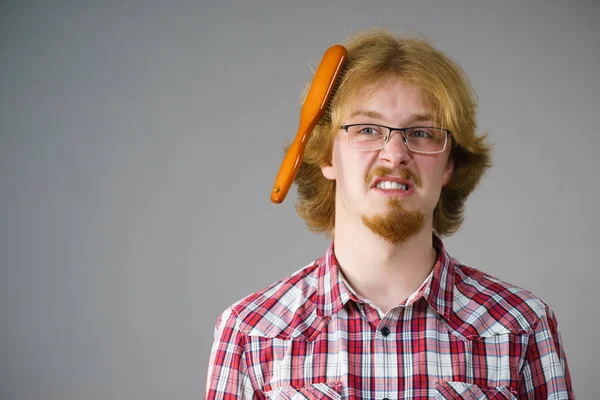Hombre que tiene problemas con el cepillado del cabello — Foto de Stock