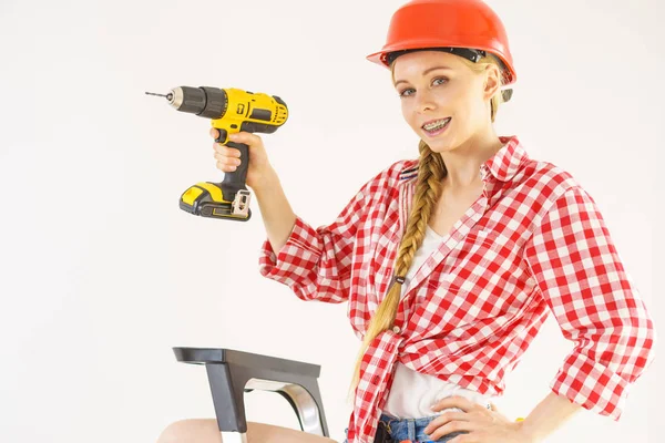 Frau trägt Helm mit Bohrmaschine — Stockfoto