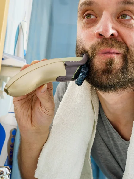 Homem de barbear aparando sua barba — Fotografia de Stock