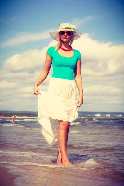 금발의 여 자가 입고 드레스 해변에서 산책 — 스톡 사진
