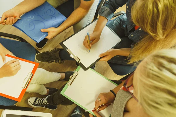 Grupo de personas estudiantes trabajando juntos — Foto de Stock