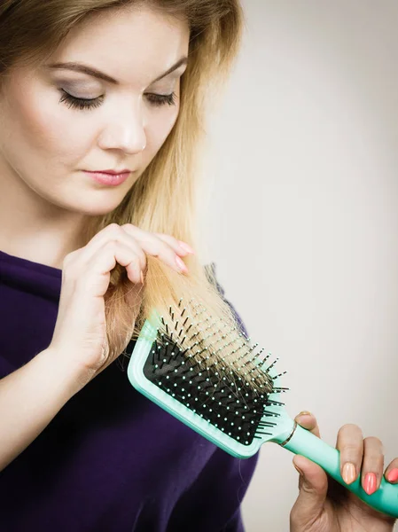 Mujer cepillándose el pelo largo con cepillo — Foto de Stock