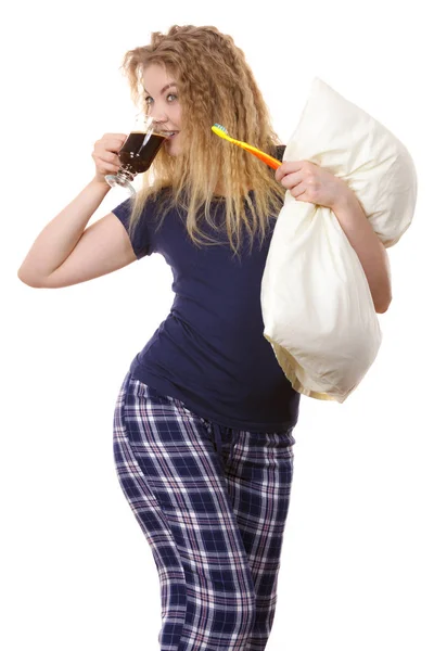 Grappige vrouw wordt laat het drinken van koffie — Stockfoto