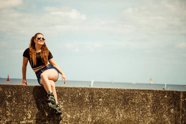 Gelukkig jong vrouw dragen rolschaatsen — Stockfoto