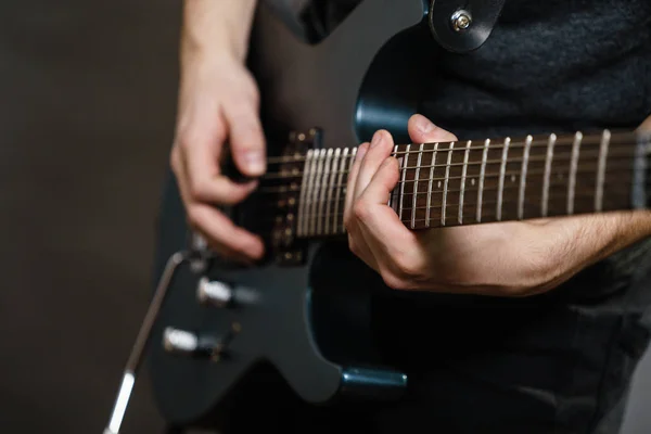 Mãos masculinas tocando guitarra elétrica — Fotografia de Stock