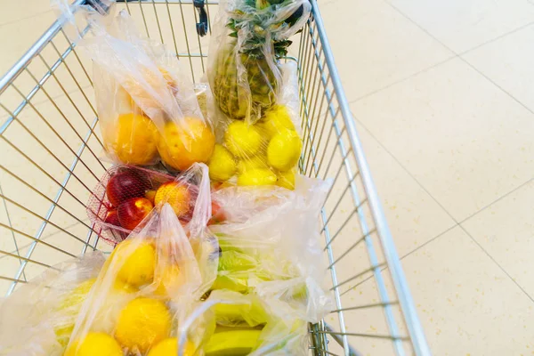 Einkaufswagen mit Lebensmitteln im Supermarkt — Stockfoto