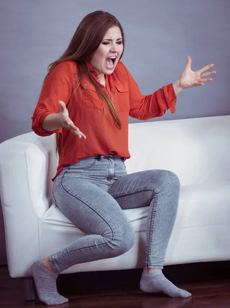 Θυμωμένη γυναίκα κάθεται στον καναπέ — Φωτογραφία Αρχείου