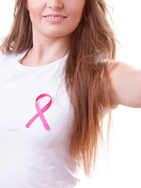 Donna con nastro rosa cancro sul petto — Foto Stock