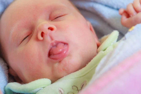 Pequeño bebé recién nacido durmiendo tranquilamente en manta — Foto de Stock